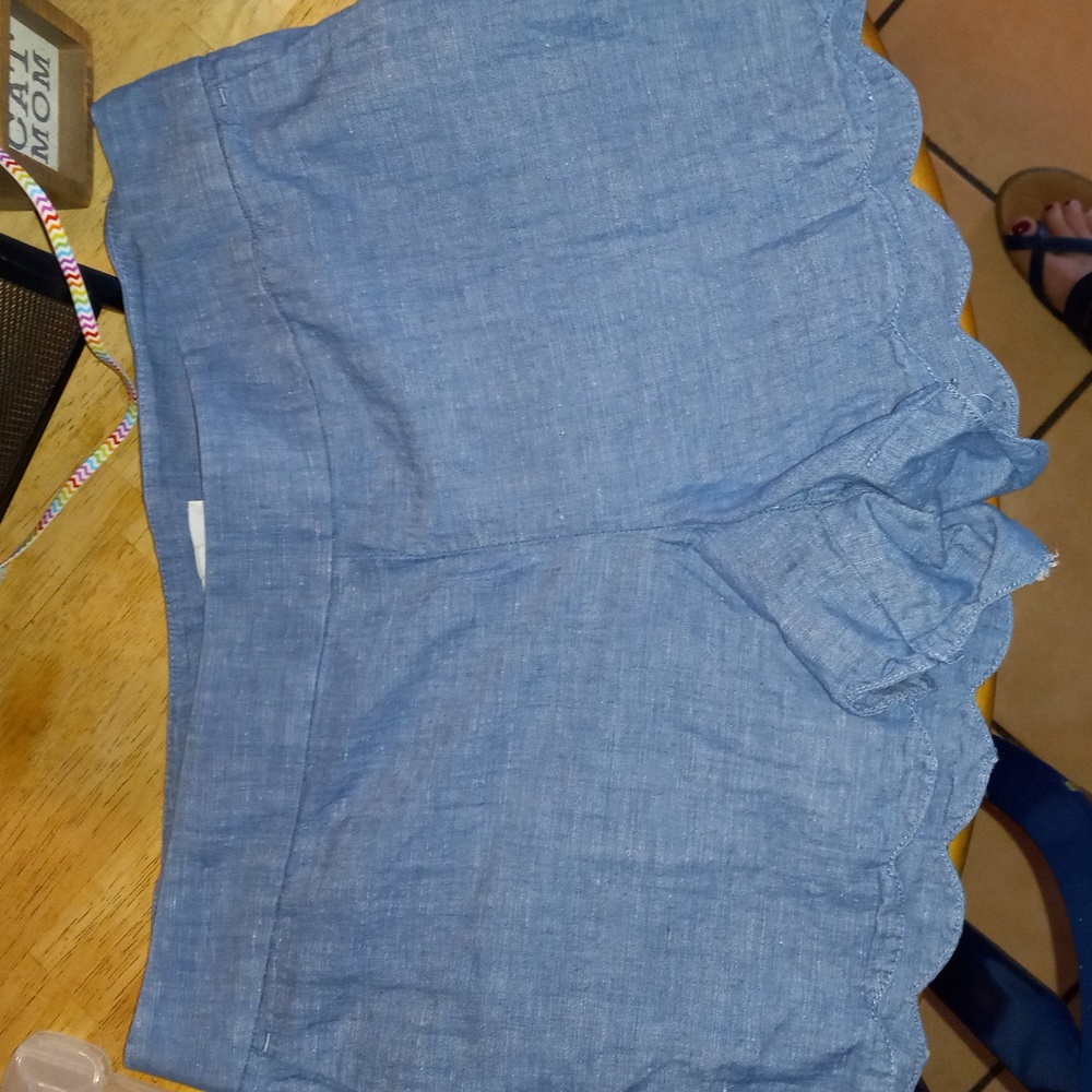 Loft sz 8 Riviera short w/scalloped hem 3" inseam.